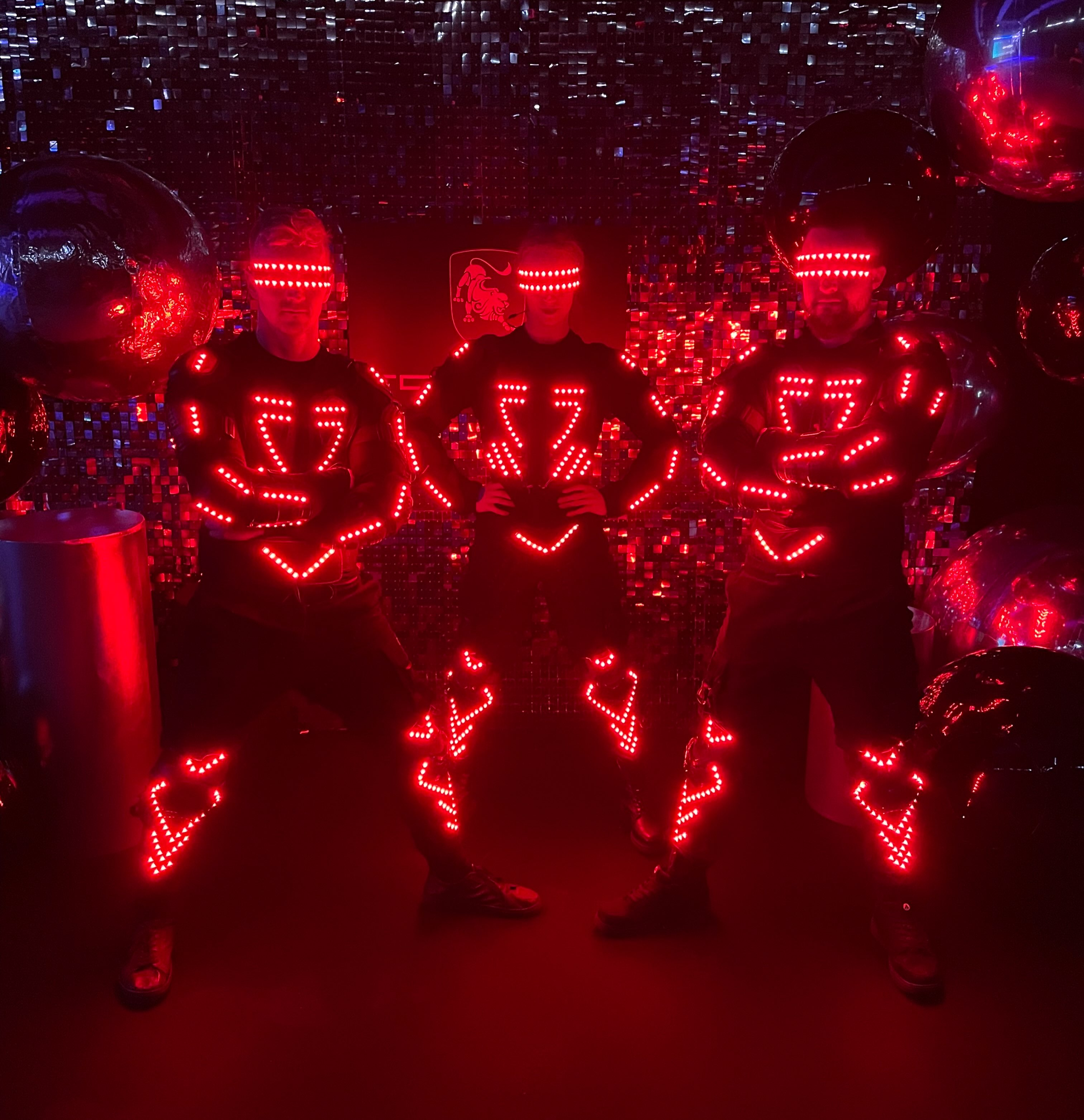 Pred samotným uvedením a odhalením piatich nových vozidiel sme sa postarali o futuristickú atmosféru našou LED show. Súčasťou vystúpenia boli aj logá, ktoré sme zobrazili prostredníctvom pixel poi a zakomponovali ich priamo do svetelnej show🔥
Tri futuristické LED kostýmy, svetelné efekty synchronizované do hudby = jedinečný úvod celého predstavenia vozidiel. 🚘✨
Aj takto môže vyzerať úvodný program na Vašom evente ✨❤️
#ledshow #slovakia #event #vystupenie #show
