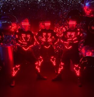 Pred samotným uvedením a odhalením piatich nových vozidiel sme sa postarali o futuristickú atmosféru našou LED show. Súčasťou vystúpenia boli aj logá, ktoré sme zobrazili prostredníctvom pixel poi a zakomponovali ich priamo do svetelnej show🔥
Tri futuristické LED kostýmy, svetelné efekty synchronizované do hudby = jedinečný úvod celého predstavenia vozidiel. 🚘✨
Aj takto môže vyzerať úvodný program na Vašom evente ✨❤️
#ledshow #slovakia #event #vystupenie #show