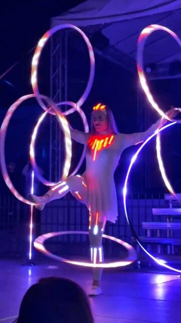 Keď jeden hoop jednoducho nestačí.😁
LED Hula Hoop show v svetelnom kostýme na Karloveských hodoch.🩵
#hulahoop #show #bratislava #artist