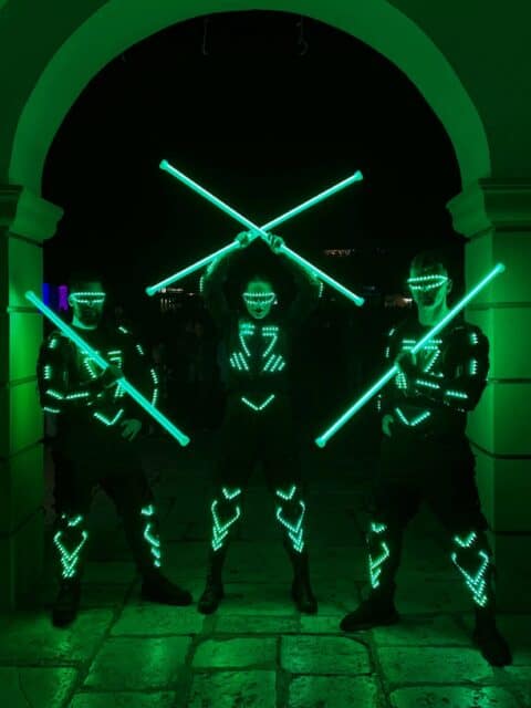 Dnes sme našou LED show odštartovali Noci svetla v Liptovskom Mikuláši! ✨💚
Nechýbali naše svietiace kostýmy, dynamická choreografia a veľkolepé finále s logom podujatia a pyro efektmi! 🔥
Ďakujeme za pozvanie a skvelú atmosféru!
@visitliptov @liptovskymikulas_mesto